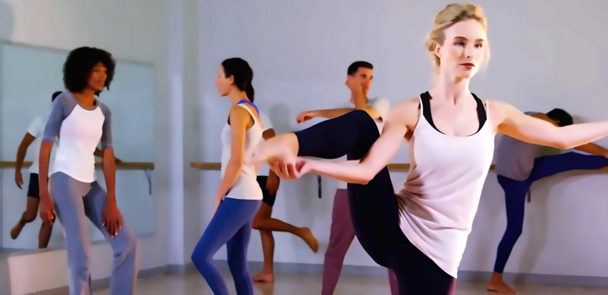 Studio di danza con specchi e sbarre per l'allenamento tecnico