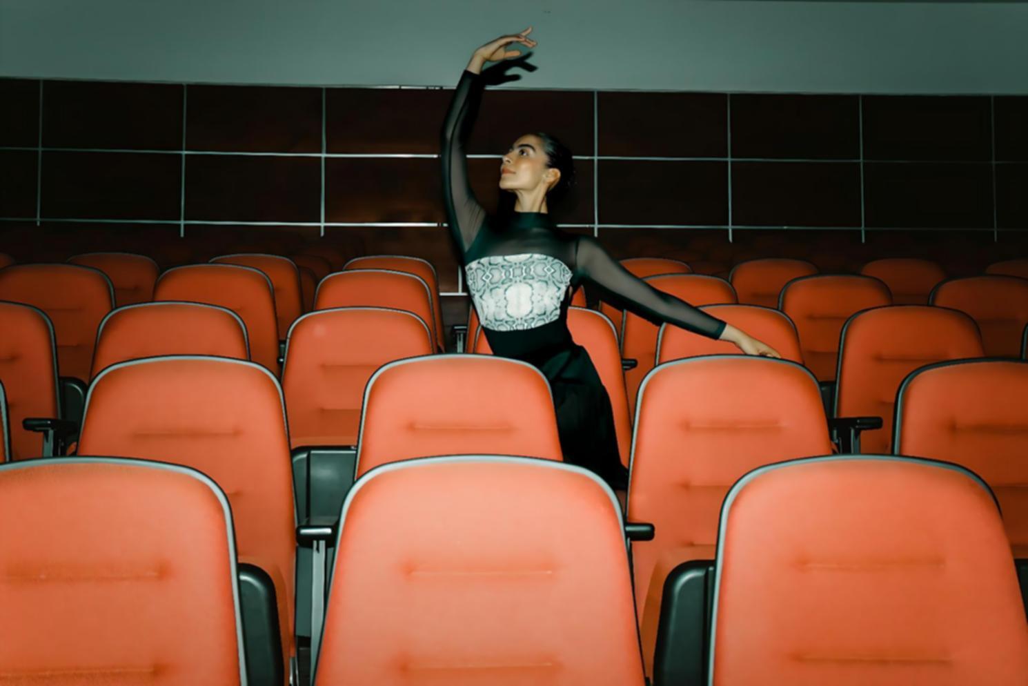 Studenti internazionali durante una lezione di danza contemporanea