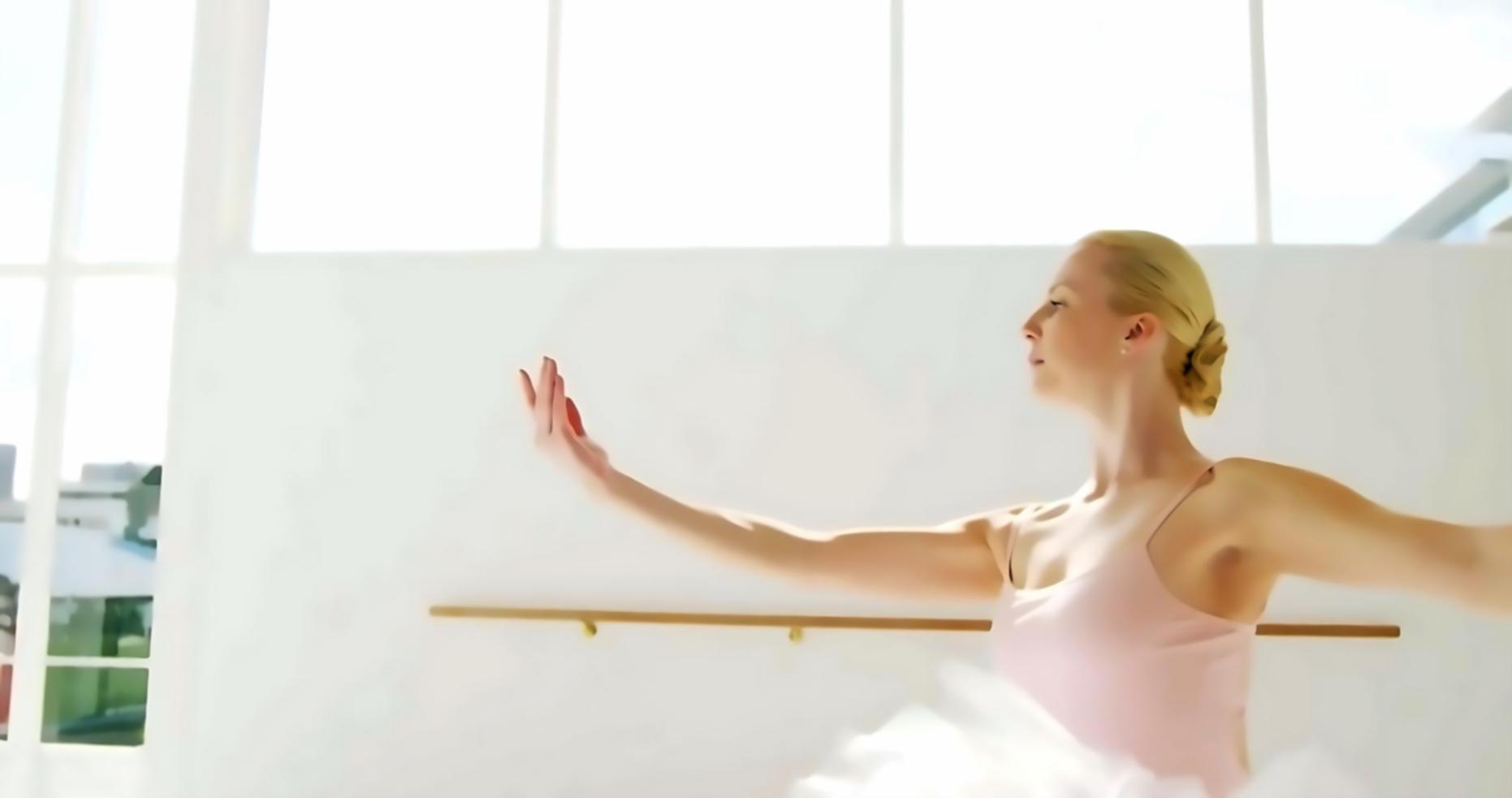 Studio di danza moderno con specchi e luci naturali