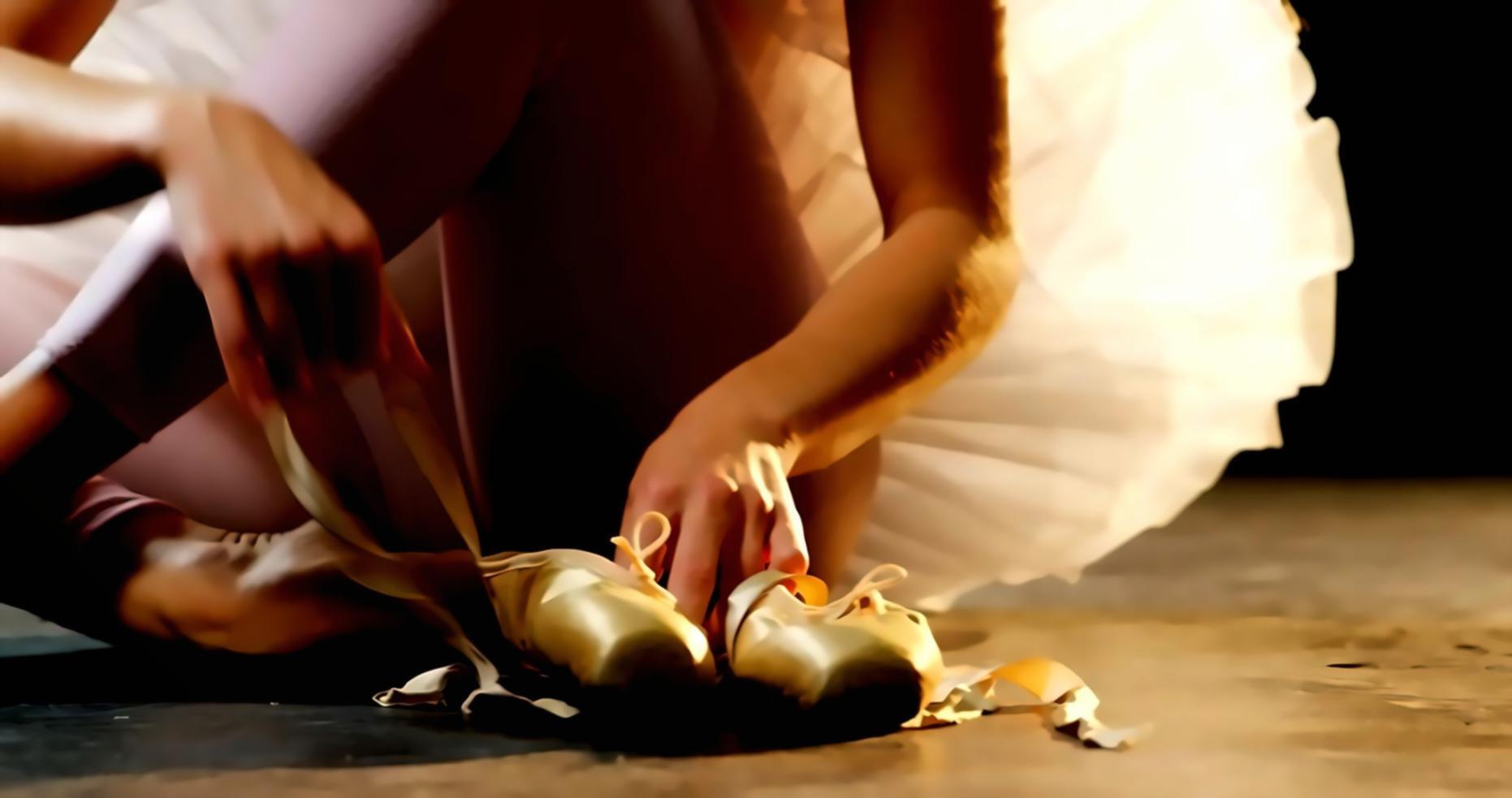 Gruppo di studenti durante una performance di danza moderna